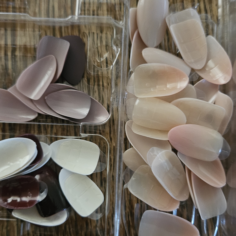 Assorted Press-On Nail Set - Picture 2 of 6